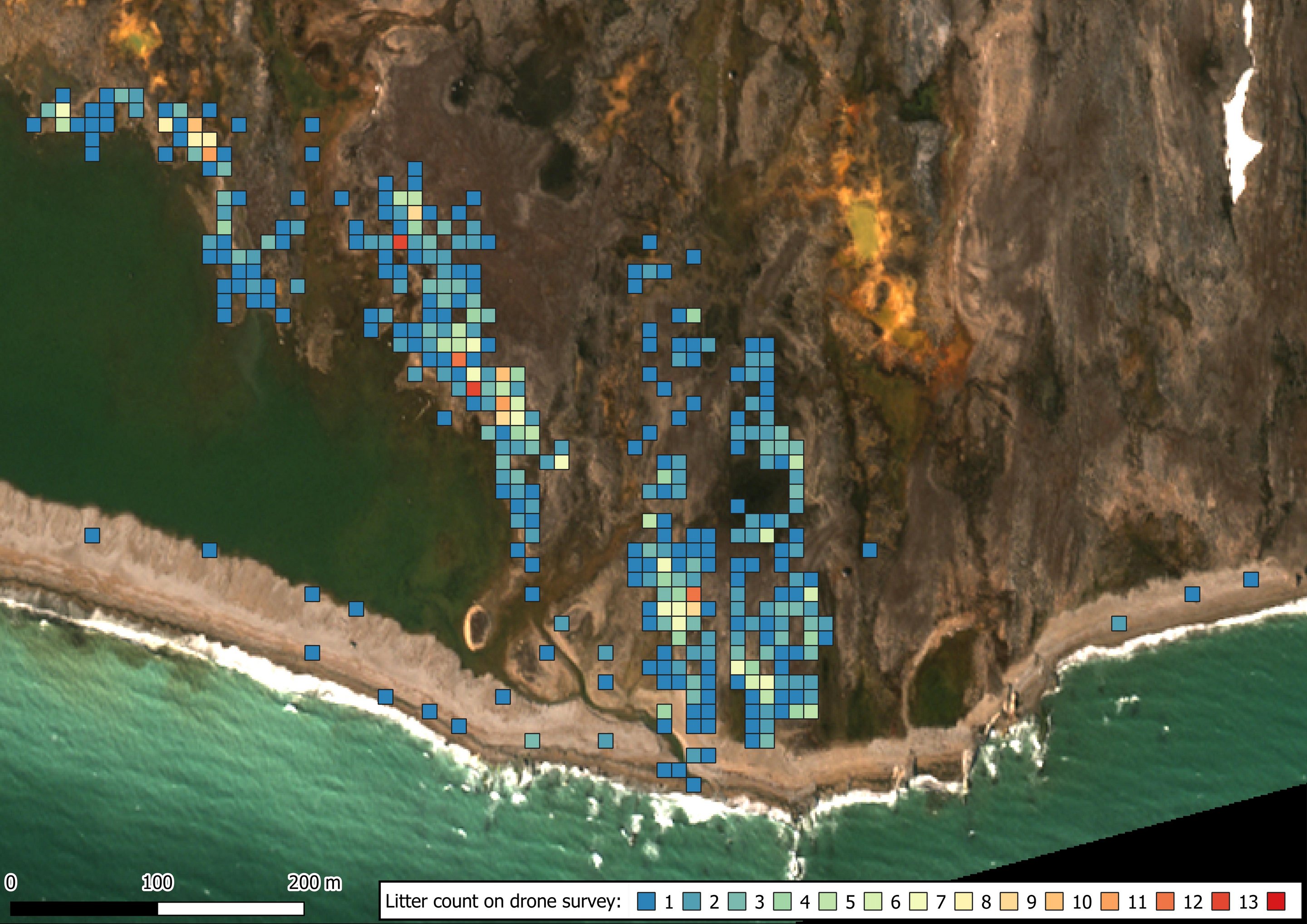 WV3 Satellitenbild eines Küstenabschnitts in der Arktis mit der Anzahl an Plastikobjekten, die auf den Drohnenbildern identifiziert wurden. Die identifizierten Objekte sind  in einem Raster mit farbigen Quadraten gekennzeichnet.
