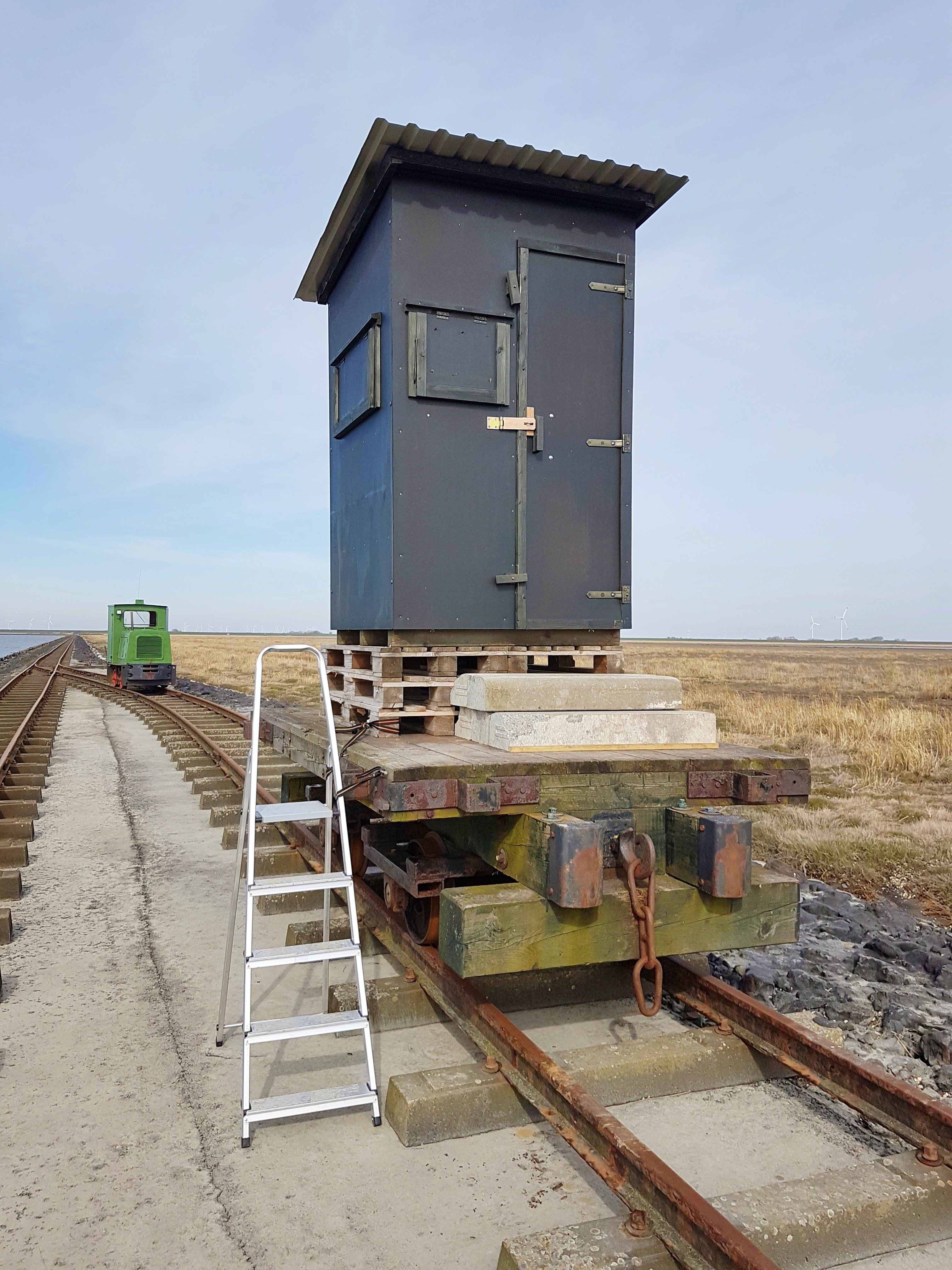 The high seat, a small black house on a small trailer that stands on rails.