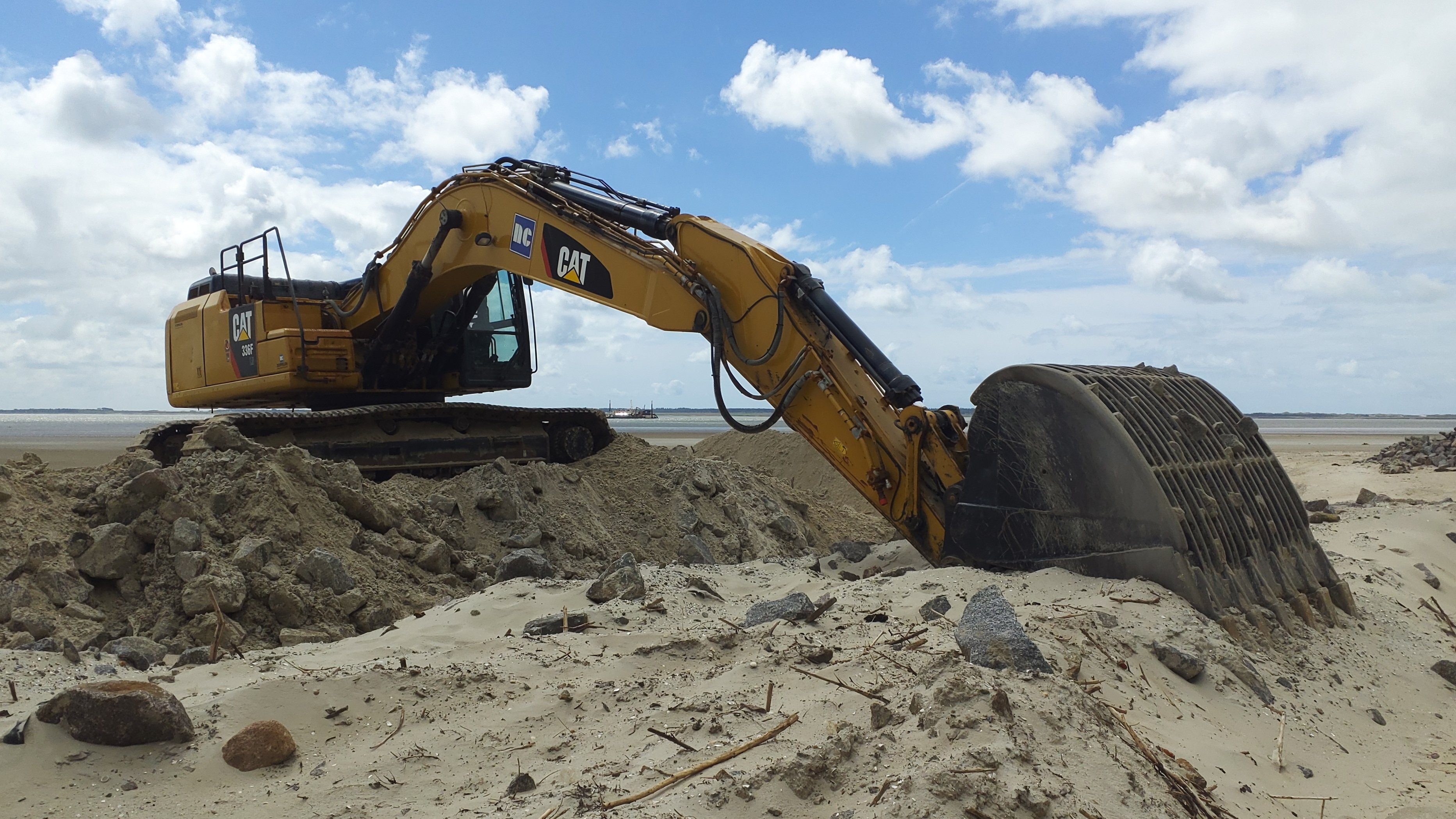 Ein Schaufelbagger am Strand.