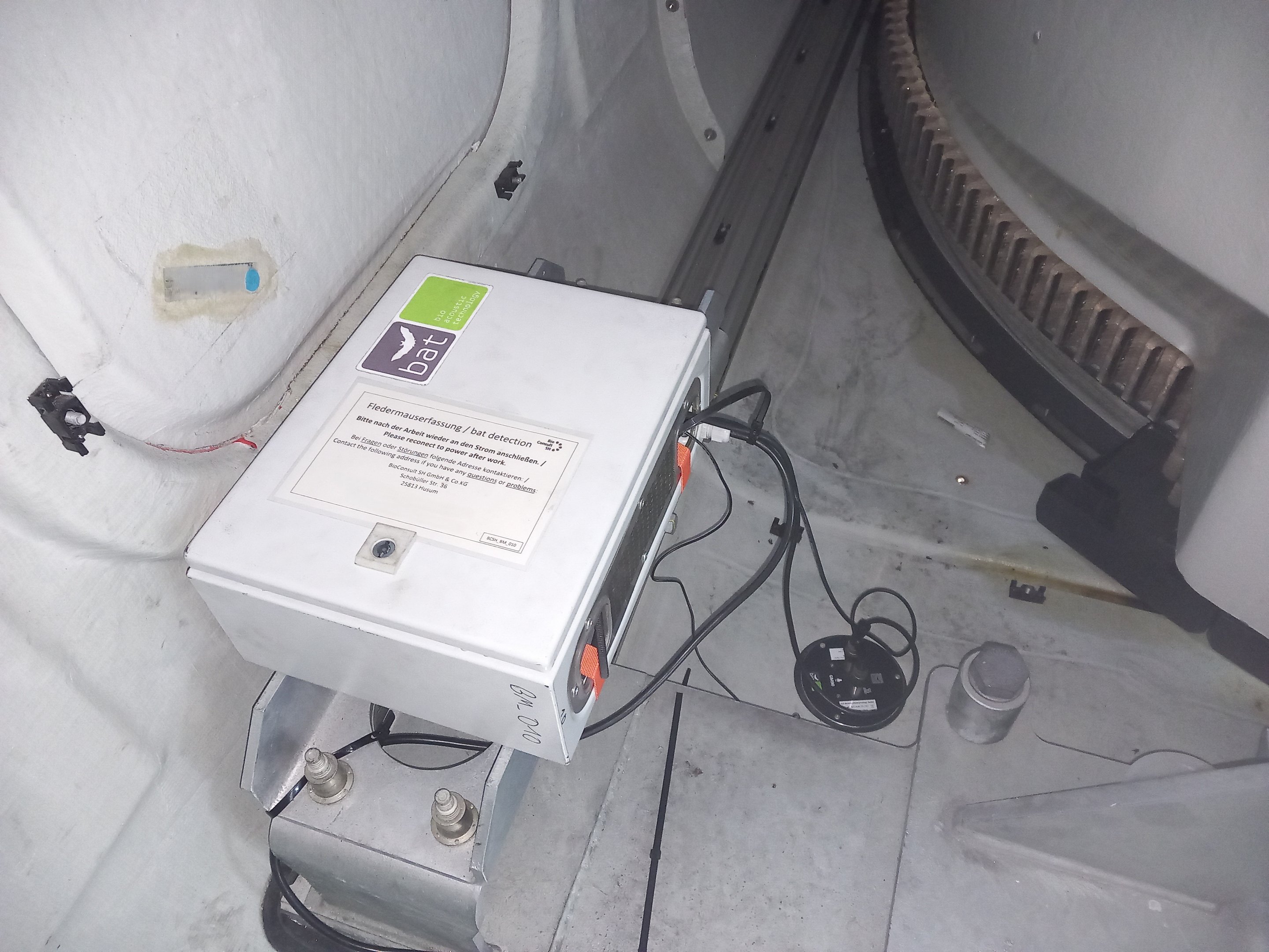 A temporary detection system installed in the nacelle of a wind turbine.