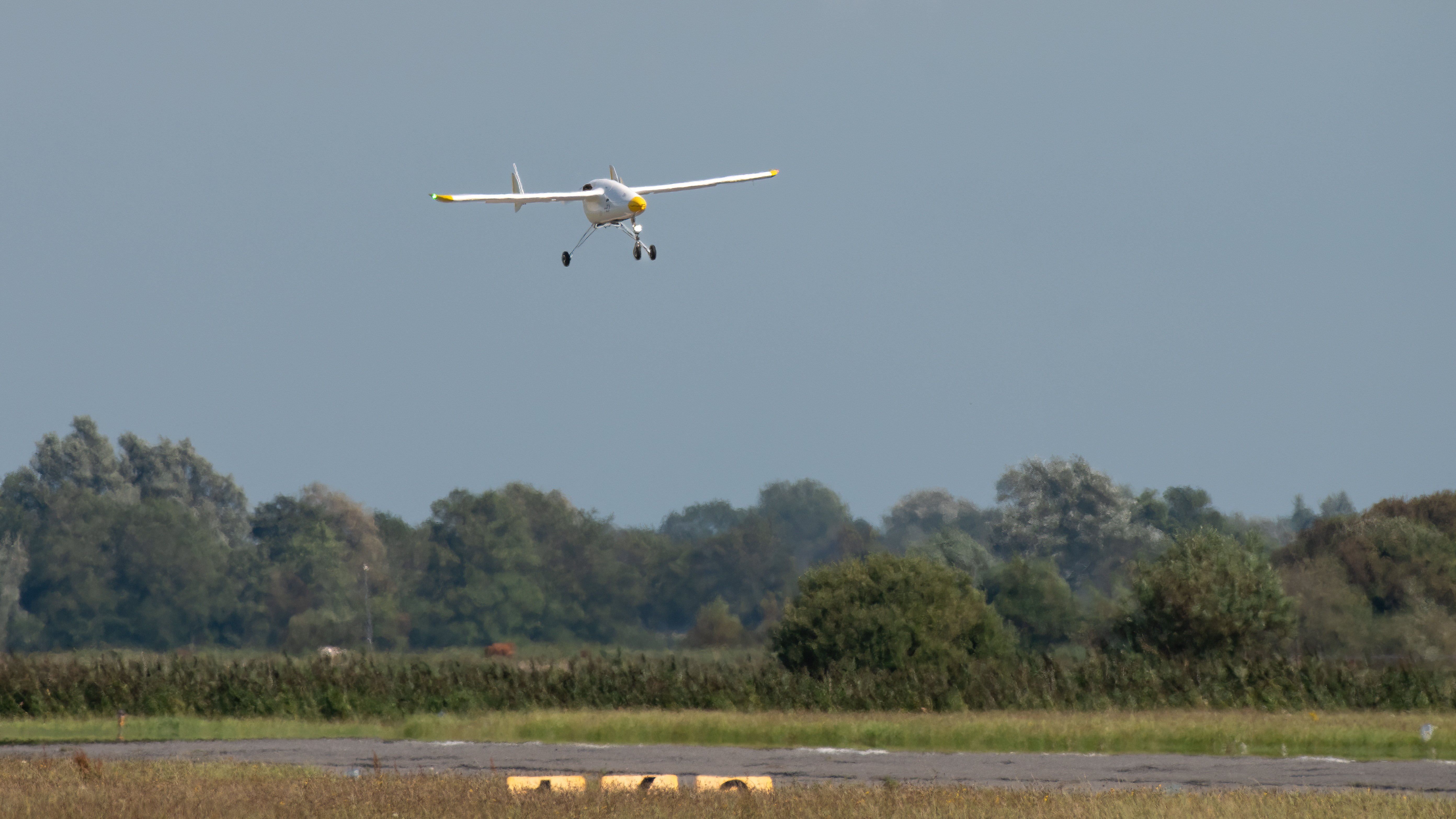 Die Langstreckendrohne (Primoco UAV One 150) von BioConsult SH im Landeanflug.
