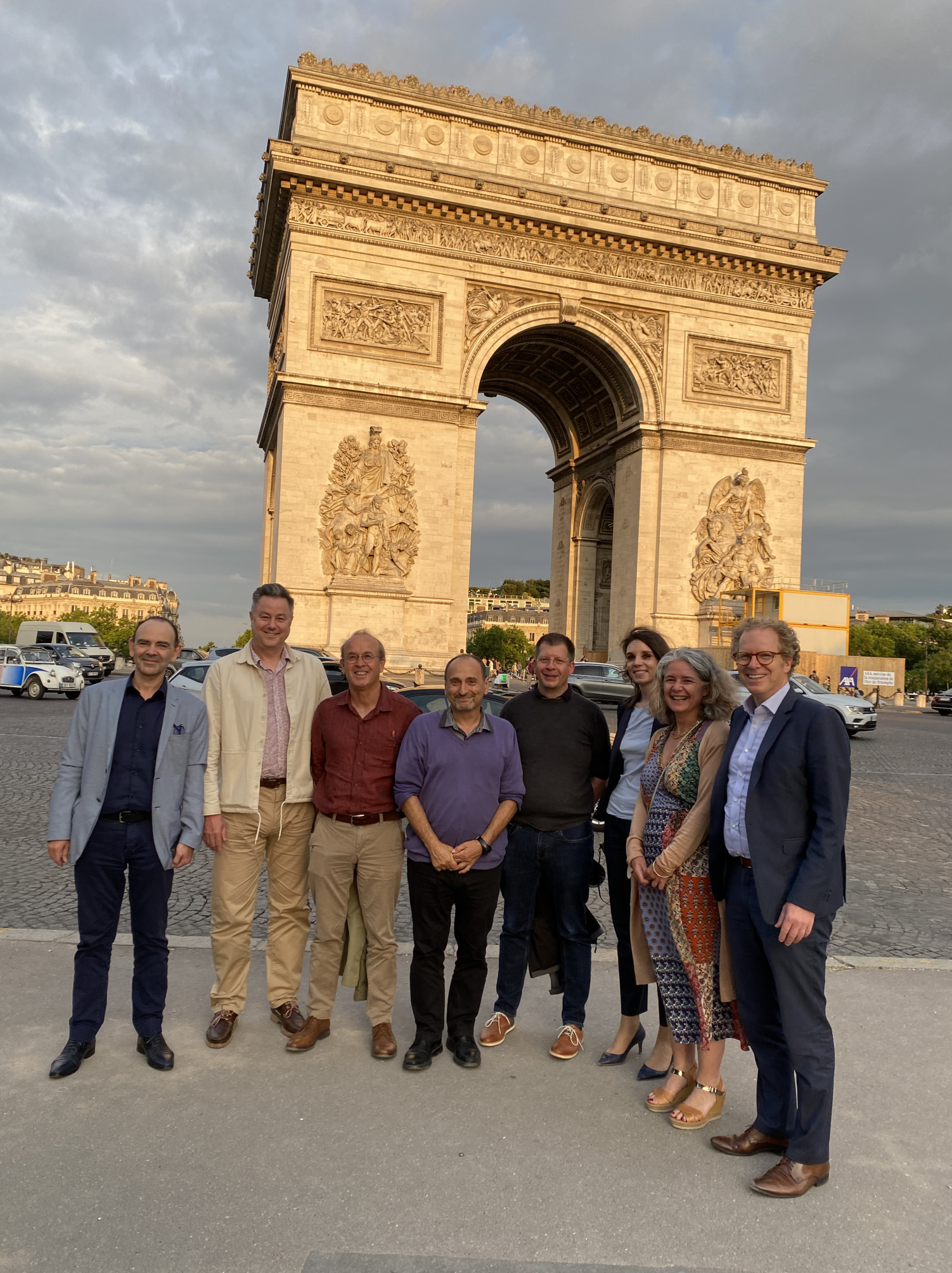 Die Geschäftsführung von BioConsult SH, Biotope und HiDef Aerial Surveying Ltd vor dem Arc de Triomphe in Paris.