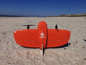 Eine startbereite Drohen an einem Strand.