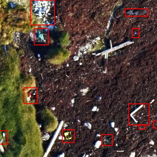 Drohnenaufnahme eines Strands in der Nähe von Sisimiut (Grönland) Gebiets. Rot umrandet sind Plastikobjekte, die bei der manuellen Sichtung der Drohnenbilder identifiziert werden konnten.