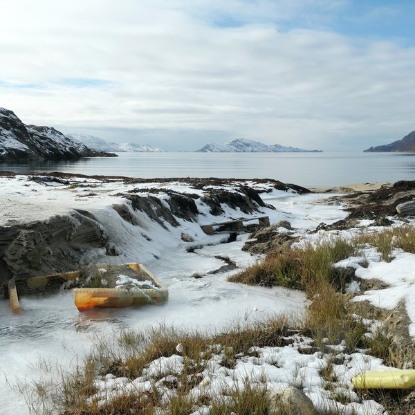[Translate to English:] Angespülter Müll an einem Strand in Grönland.