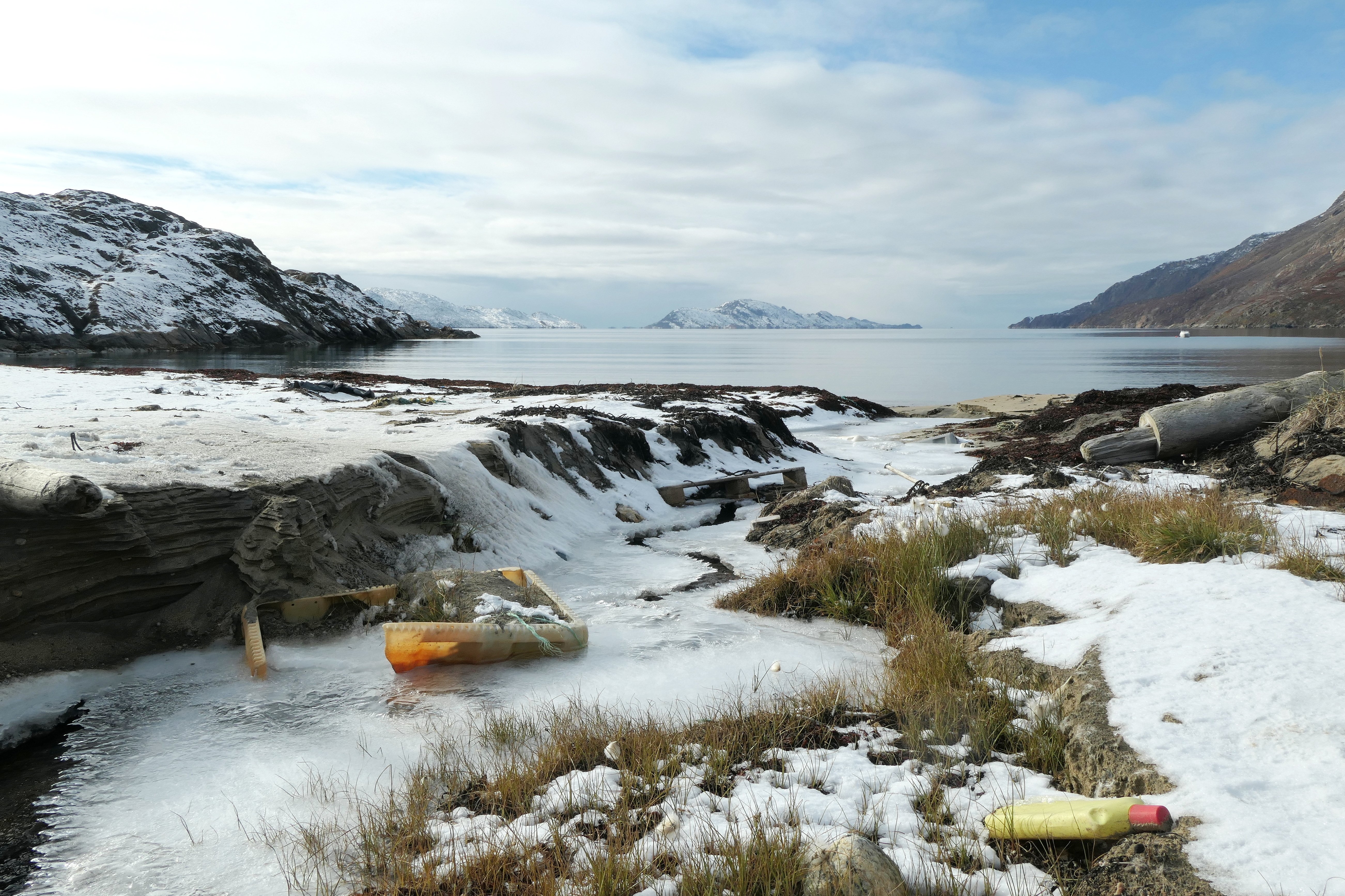 Angespülter Müll an einem Strand in Grönland.