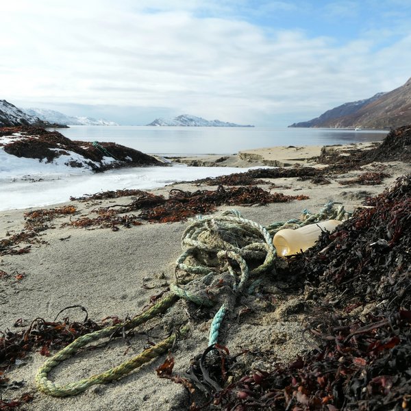 Angespülter Müll am Strand bei Sisimiut auf Grönland.
