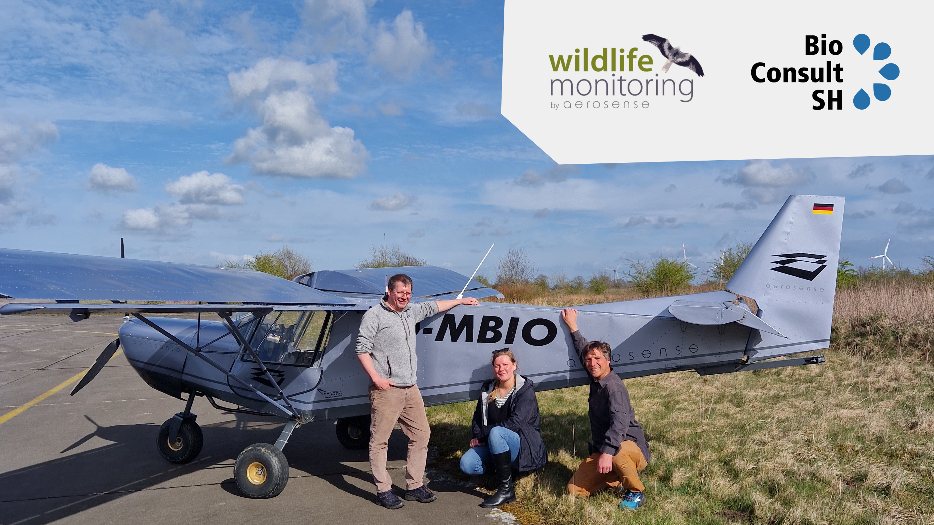 Thilo Liesenjohann, Geschäftsführer von BioConsult SH, Anna Kersten, Projektleiterin Wildtiermonitoring bei BioConsult SH und Ulrich Franke, Geschäftsführer von aerosense, vor dem Forschungsflugzeug von wildlife monitoring by aerosense.
